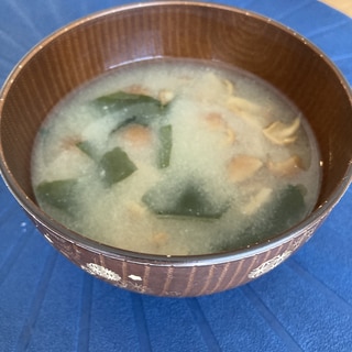 ホッとする★なめことワカメの味噌汁